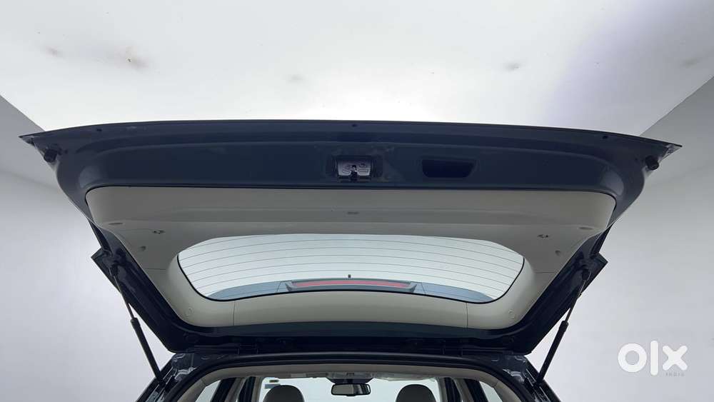 Mahindra Xuv300 1.2 W8 (o) Amt Petrol, 2023, Petrol