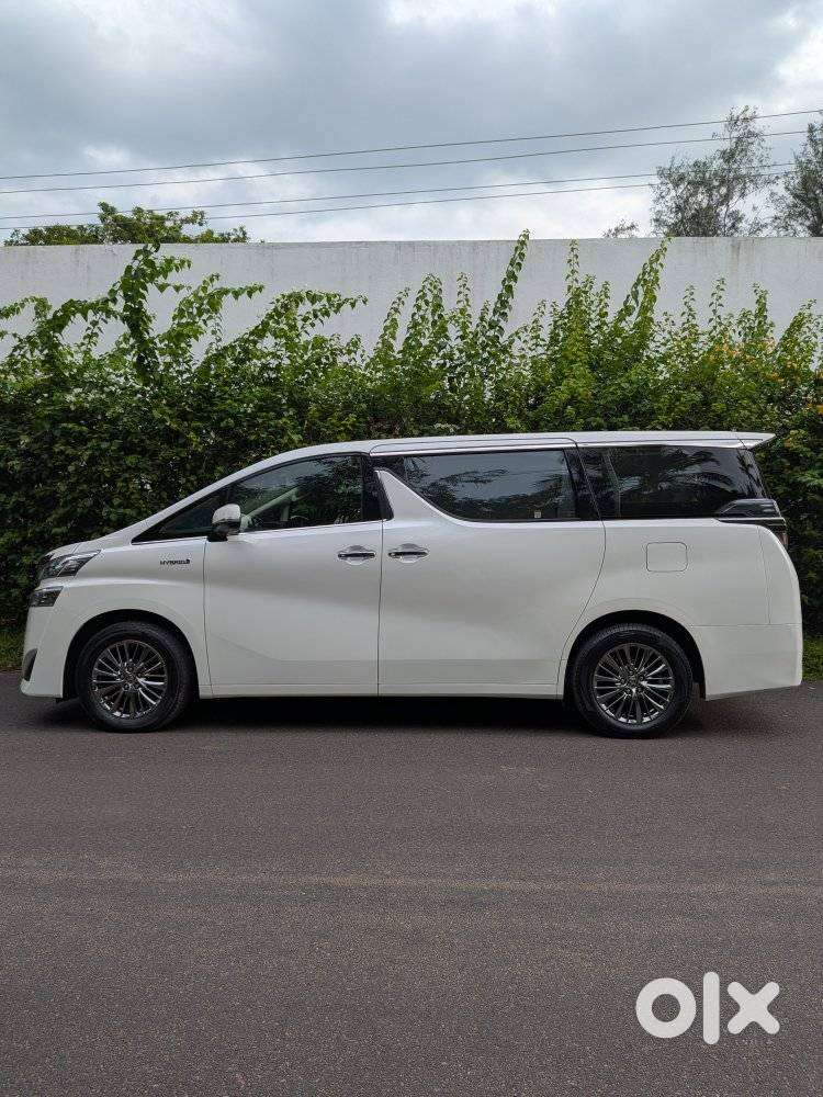 Toyota Vellfire 2.5 Executive Lounge, 2023, Petrol