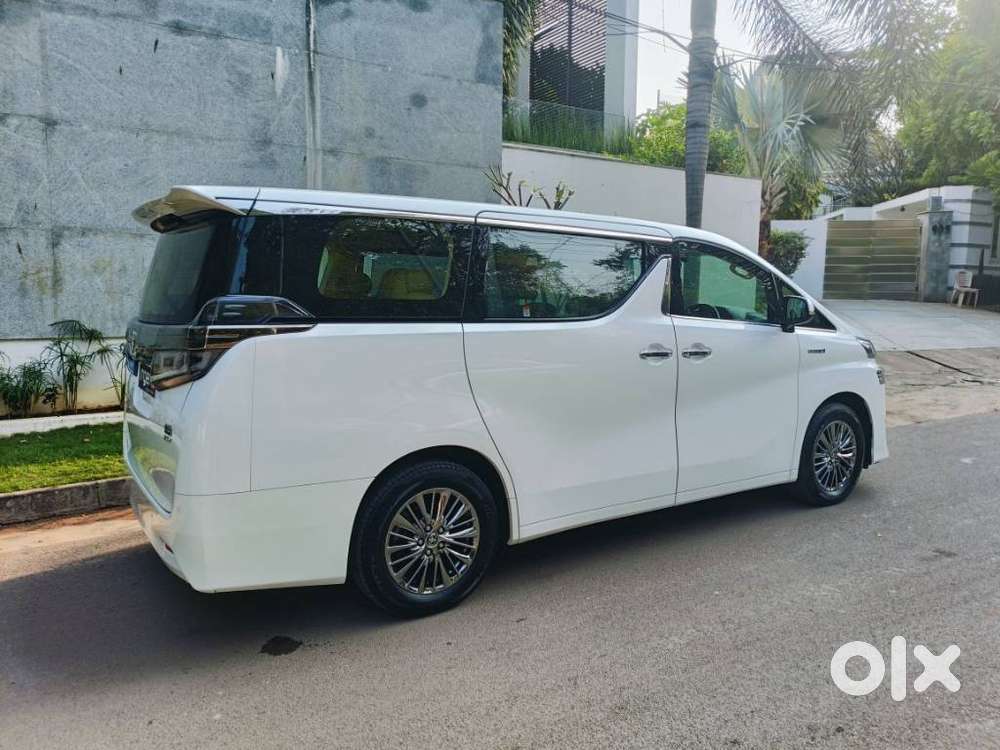 Toyota Vellfire 2.5 Executive Lounge, 2023, Petrol