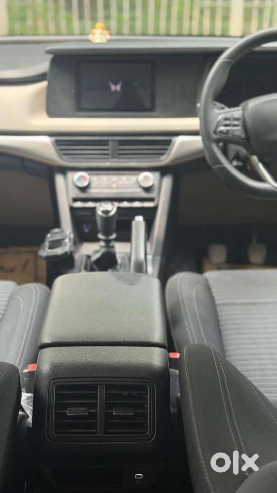 Mahindra Xuv700 2.0 Ax 3 Petrol Mt 5 Str, 2022, Petrol