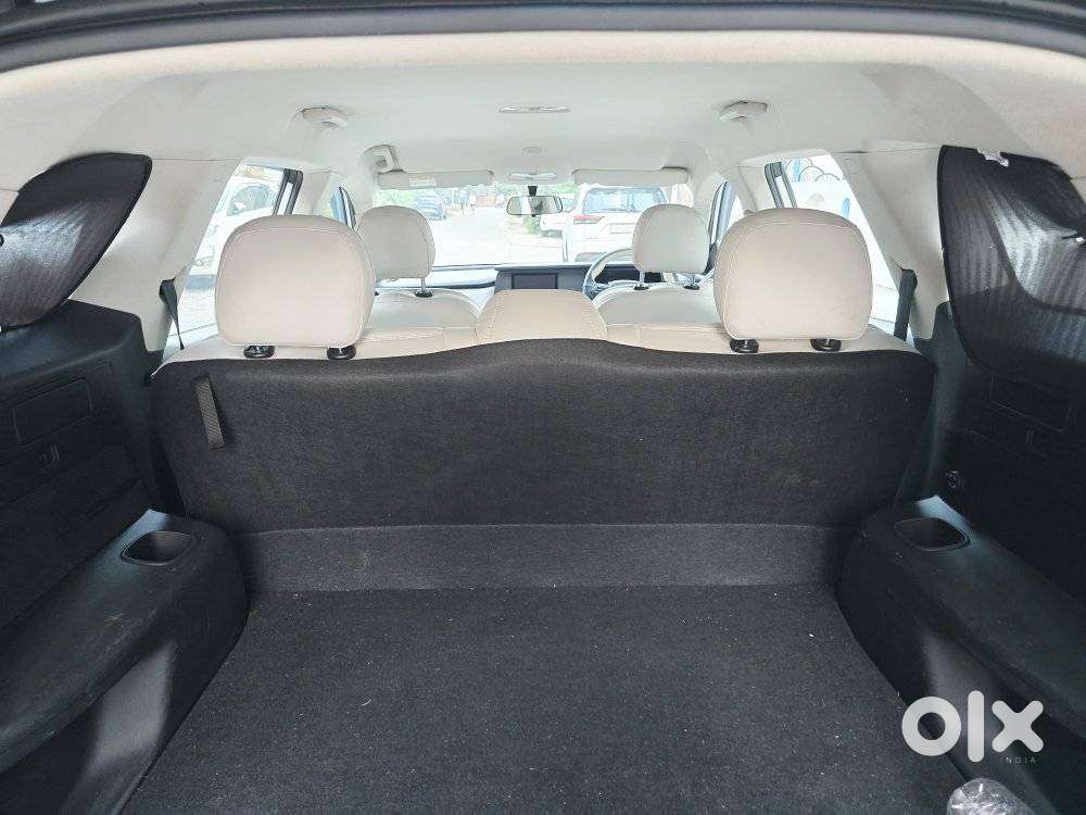 Mahindra Xuv700 Mx Petrol Mt 5 Str (e), 2023, Petrol