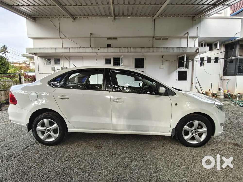Doctor Owned Skoda Rapid 2015 Diesel Automatic