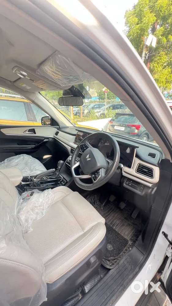 Mahindra Xuv700 2.0 Ax 7 Petrol At Str, 2025, Petrol