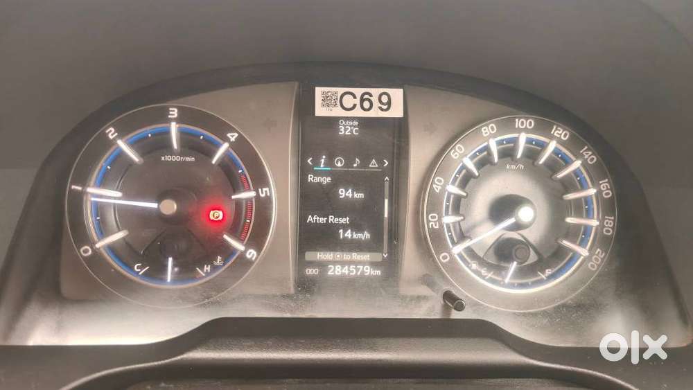Toyota Innova Crysta 2.4 V 8 Str, 2018