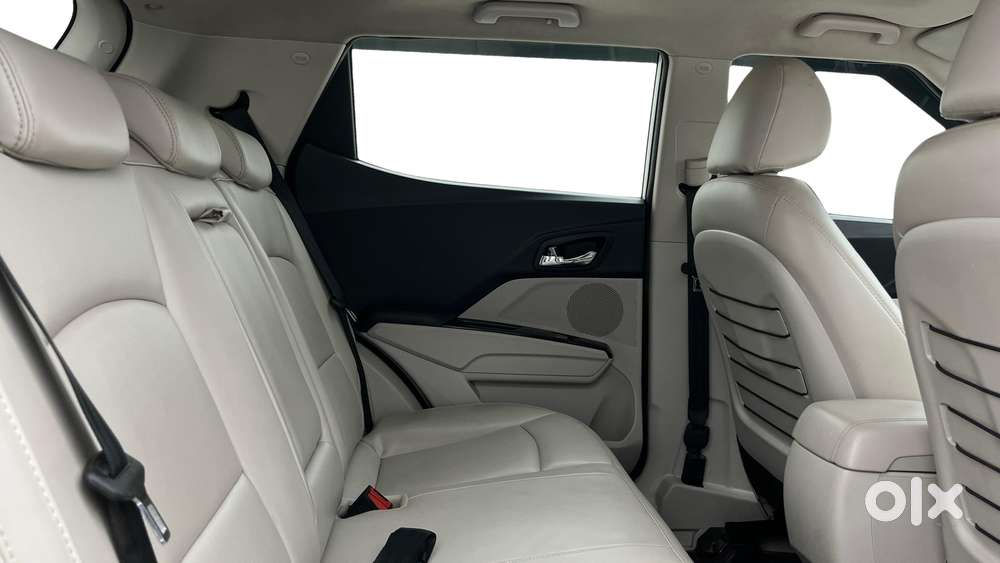 Mahindra Xuv300 1.2 W8 (o) Amt Petrol, 2022, Petrol