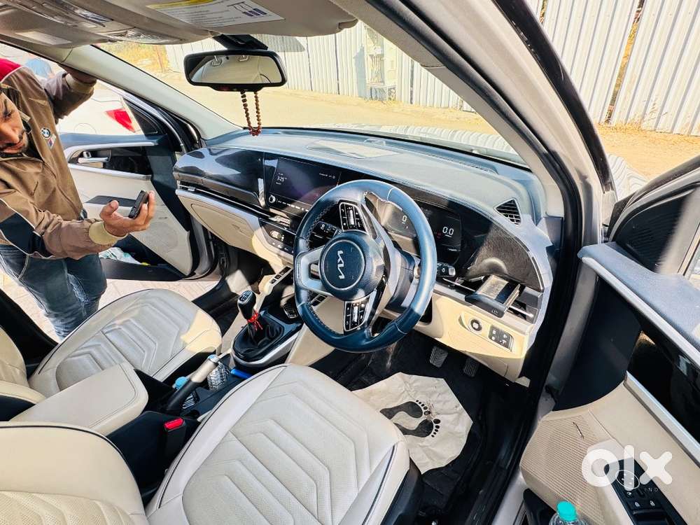 Kia Carens Luxury 2023