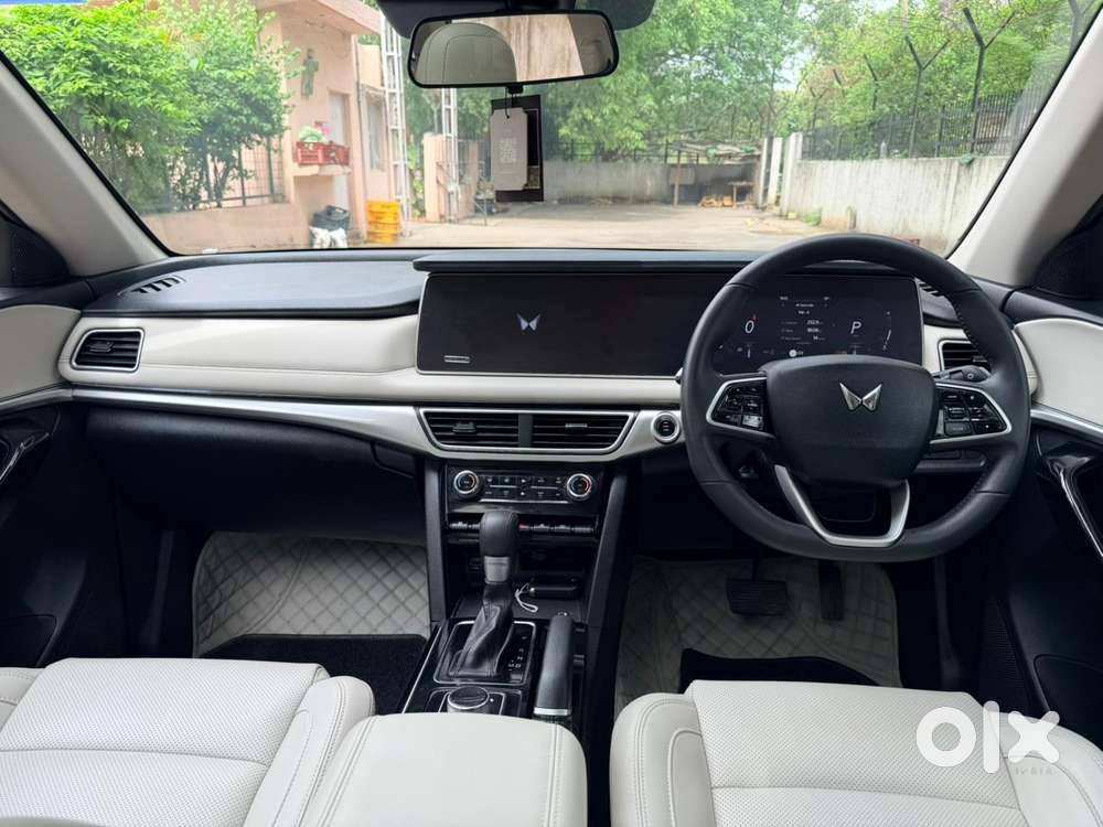 Mahindra Xuv700 2.0 Ax 7 Petrol At Str, 2024, Petrol