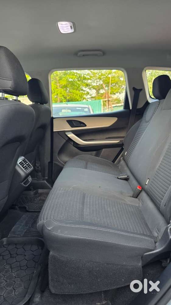 Mahindra Xuv700 2.0 Mx Petrol Mt 5 Str, 2022, Petrol