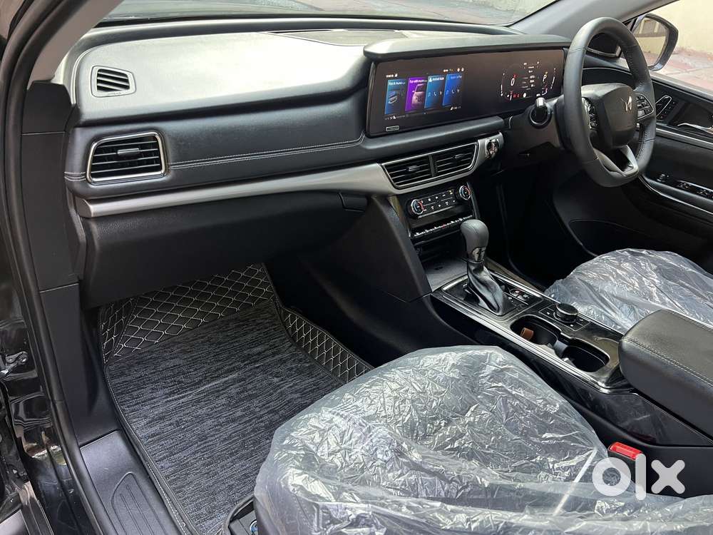 Mahindra Xuv700 2.2 Ax 7 Diesel At Luxury Pack Str, 2025, Petrol