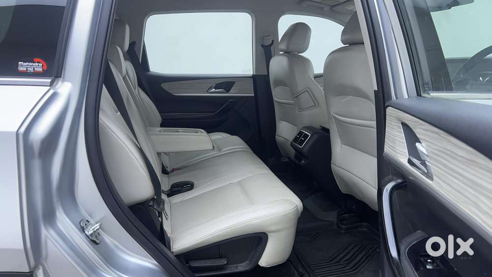 Mahindra Xuv700 2.0 Ax 7 Petrol Mt Str, 2021, Petrol