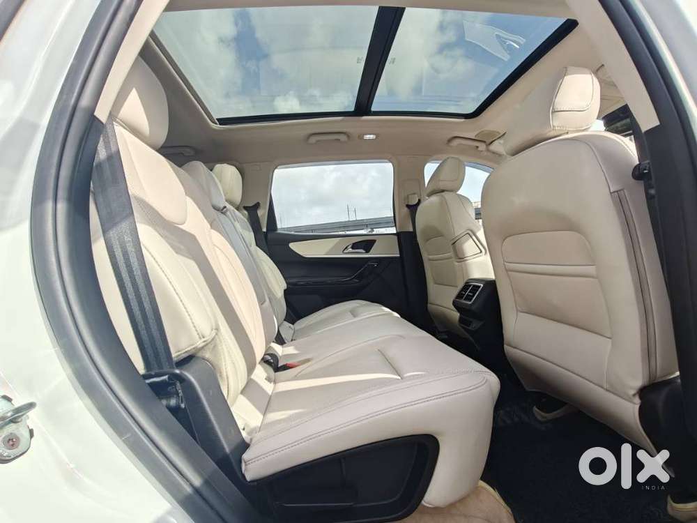 Mahindra Xuv700 2.0 Ax 7 Petrol At Str, 2025, Petrol