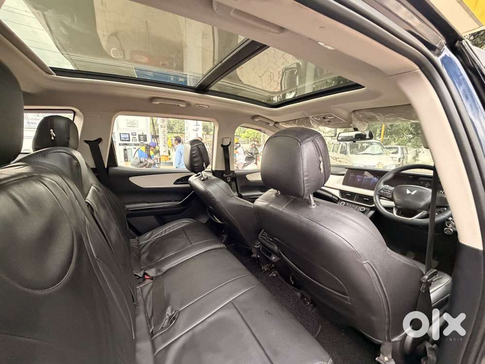 Mahindra Xuv700 2.0 Ax 5 Petrol Mt 7 Str, 2021, Petrol