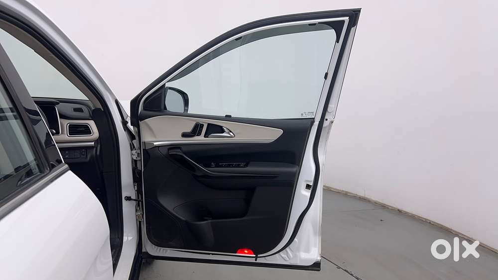 Mahindra Xuv700 2.0 Ax 7 Petrol Mt Str, 2022, Petrol