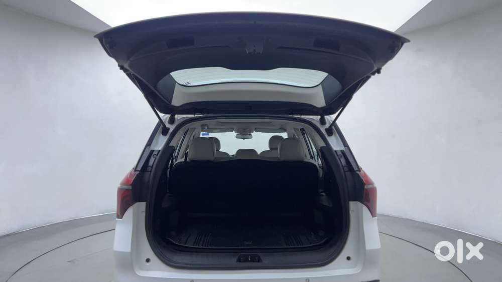 Mahindra Xuv700 2.0 Ax 5 Petrol Mt Str, 2022, Petrol