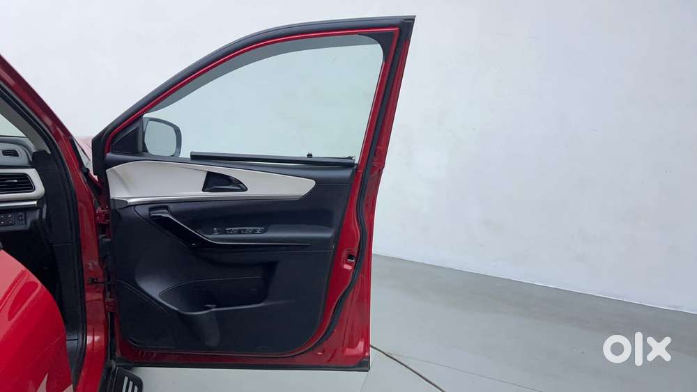 Mahindra Xuv700 2.0 Ax 5 Petrol At Str, 2022, Petrol