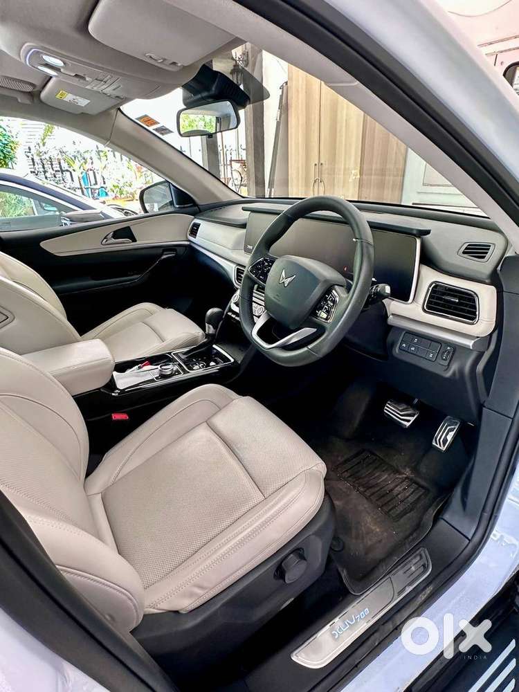 Mahindra Xuv7oo Ax7 Luxury Pack Awd Diesel At (everest White)