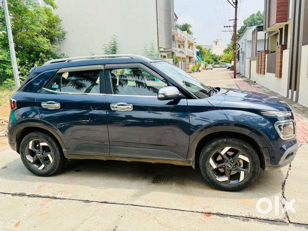 Hyundai Venue Diesel (income Tax Officers Car), 24.7 Km/l Mileage
