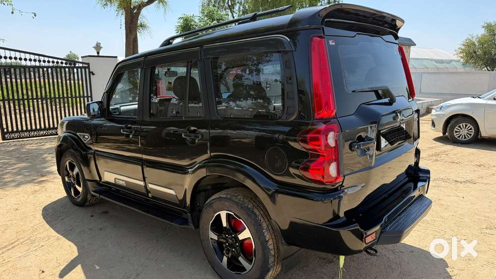 Mahindra Scorpio Classic S11