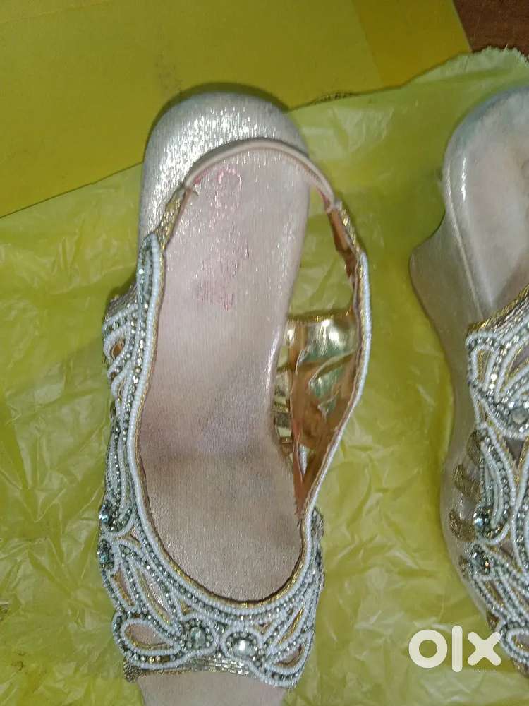 Bridal sandal with stone fitting