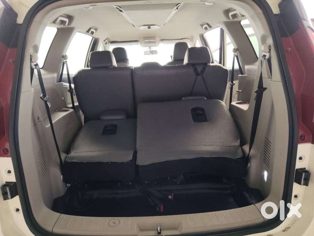 Mahindra Marazzo M6 2019 (pearl White)