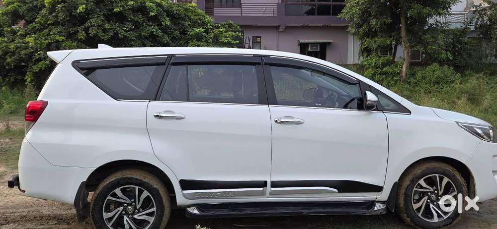 Toyota Innova Crysta [2020-ongoing] 2.4 Gx 8 Str, 2025, Diesel