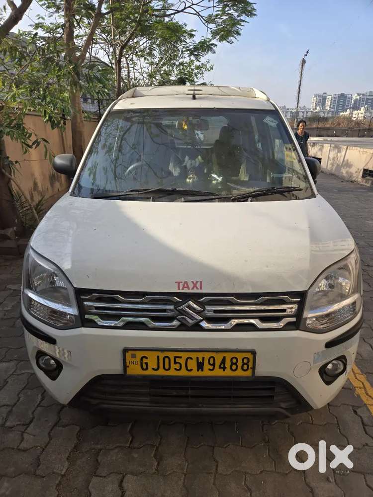 Full Loded  Taxi Passing Car