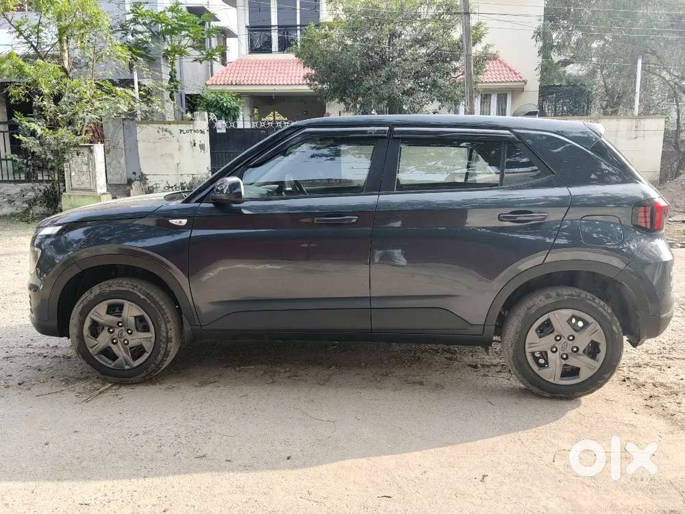 Hyundai Venue 2023 Petrol 33000 Km Driven Single Owner