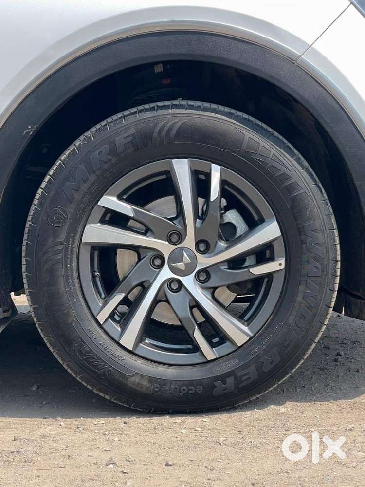 Mahindra Xuv700 2.0 Ax 5 Petrol Mt Str, 2022, Petrol