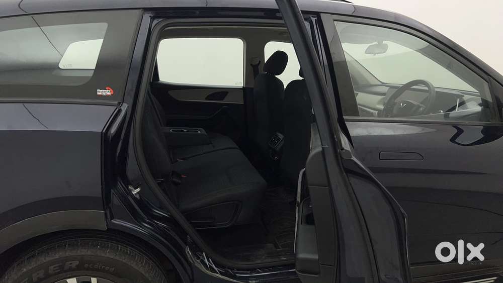 Mahindra Xuv700 2.0 Ax 5 Petrol Mt 7 Str, 2022, Petrol