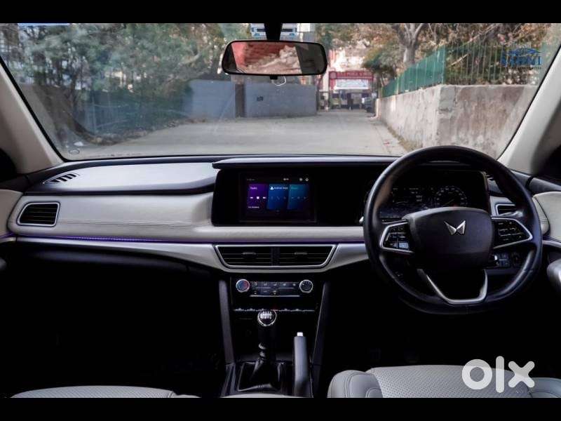 Mahindra Xuv700 2.0 Mx Petrol Mt 5 Str, 2024, Petrol