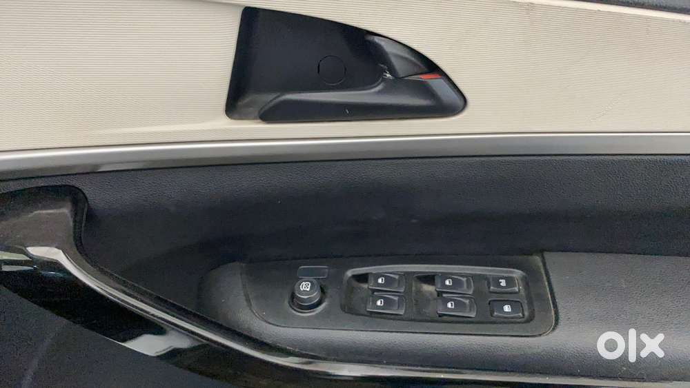 Mahindra Xuv700 2.0 Ax 5 Petrol Mt 7 Str, 2022, Petrol