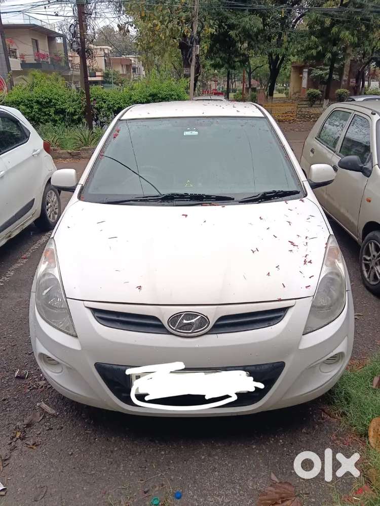 White Hyundai I20