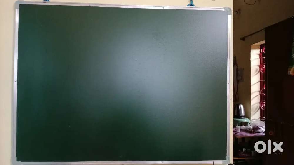 Tuition class ka black board hai argent mein mujhe bechna Hai