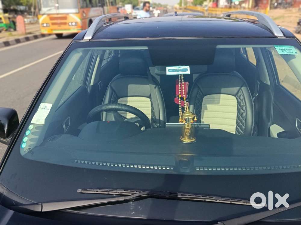 Hyundai Venue 2025 Petrol 6000 Km Driven