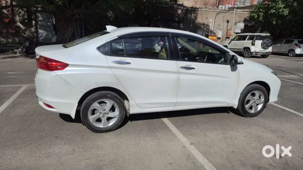 Honda City 2016 Petrol Well Maintained, Sunroof, Alloy, Navigation