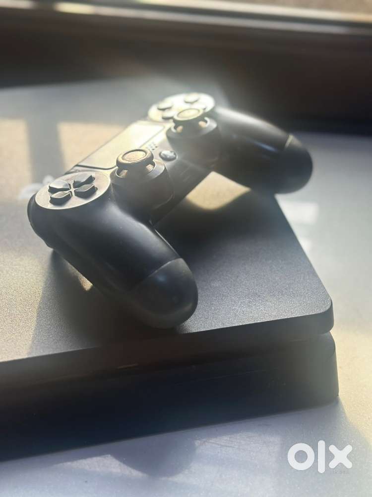 PS4 2TB + 1 Controller + 50 Games