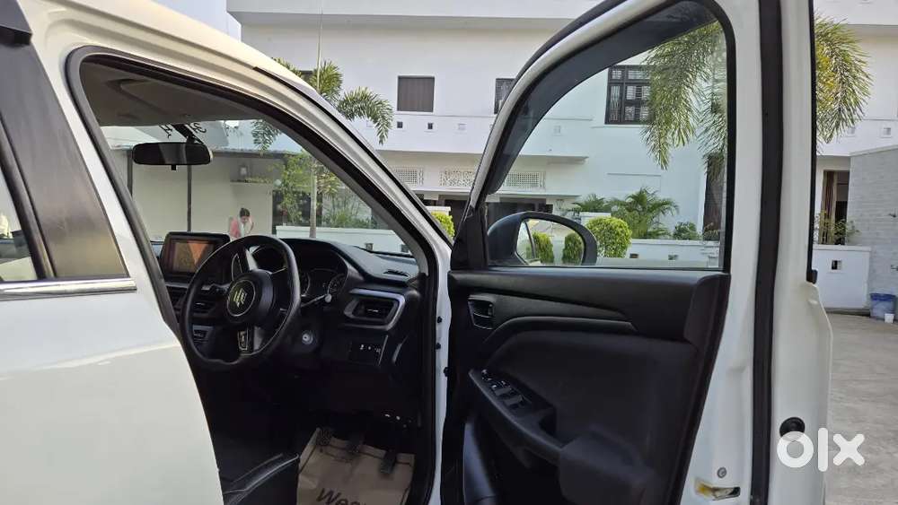 Top Model Alloy Wheel, Back Camera, Armrest