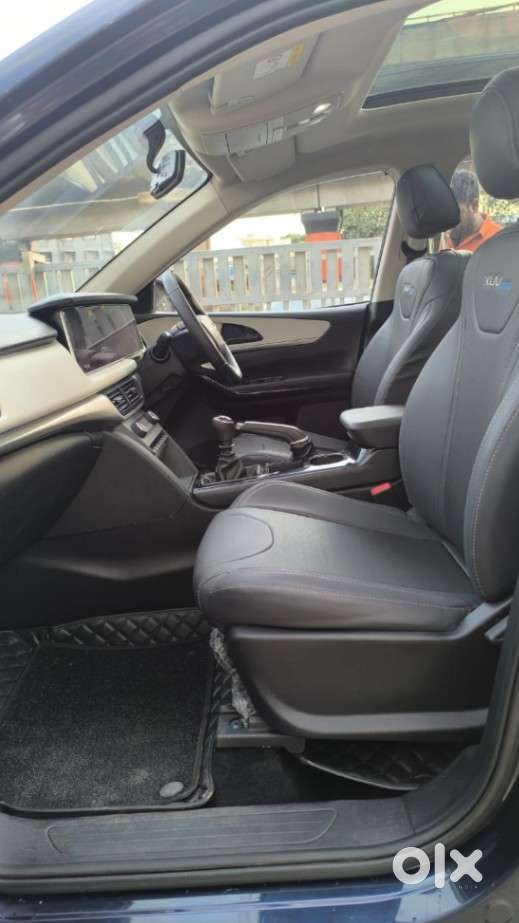 Mahindra Xuv700 2.0 Ax 5 Petrol Mt 7 Str, 2022, Petrol
