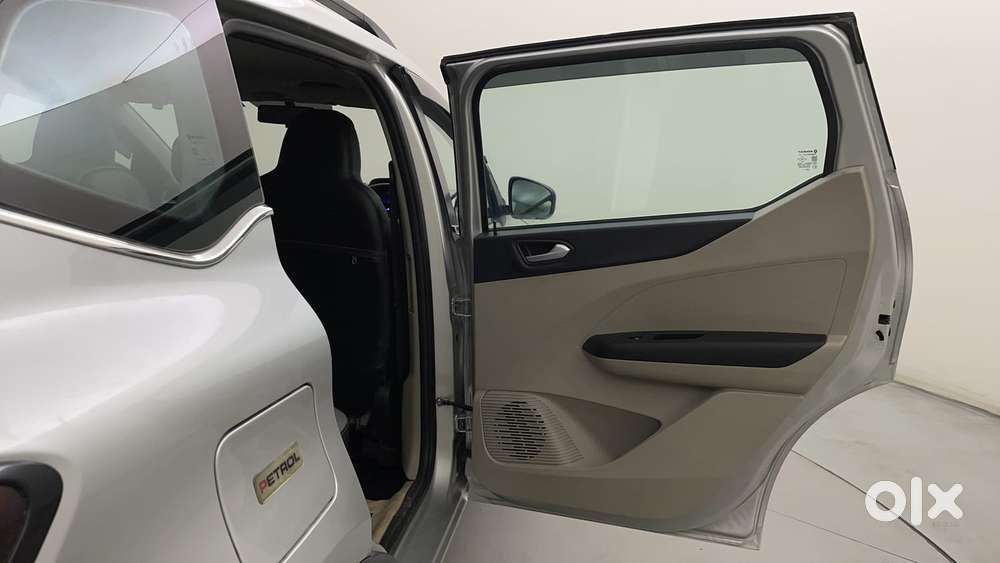 Renault Triber Rxz, 2023, Petrol