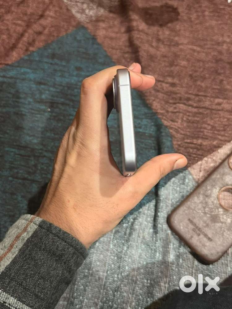 iPhone 17 under warranty fresh mobile time pass wale door rahe