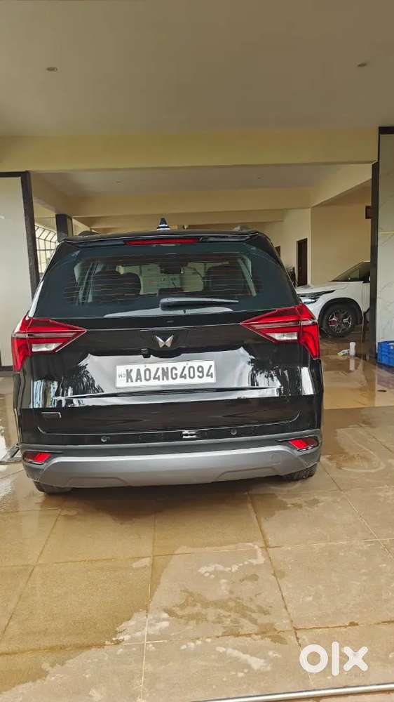 Xuv 700 Ebony Black Petrol Automatic