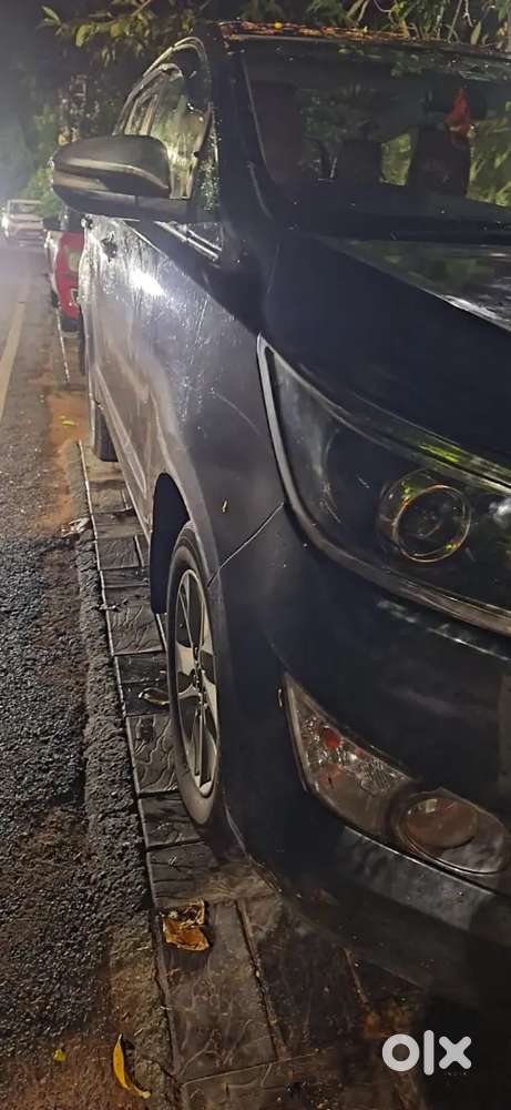 Toyota Innova Crysta 2.4 V 2016