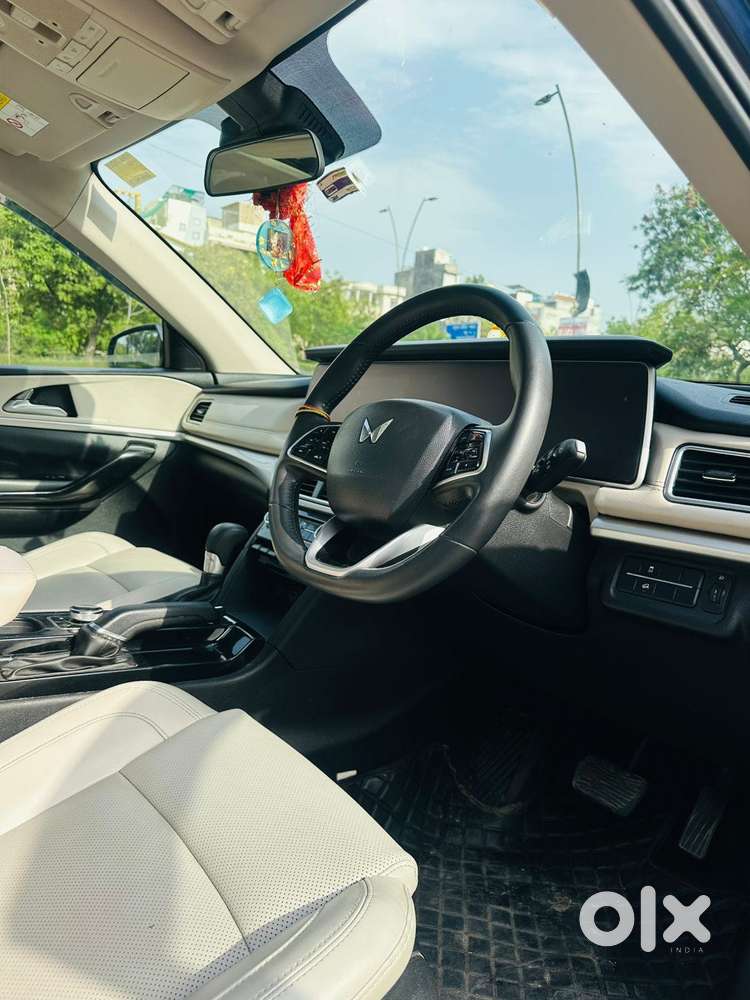 Mahindra Xuv700 2.0 Ax 7 Petrol At Str, 2022, Petrol