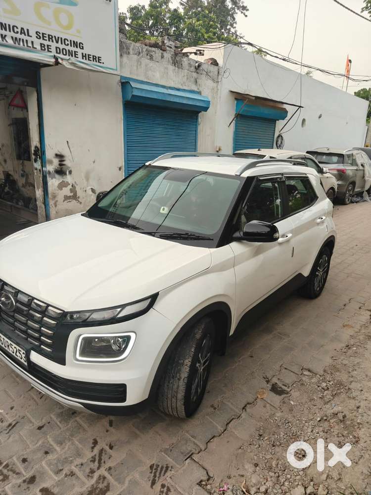 Hyundai Venue 2023 Petrol Well Maintained