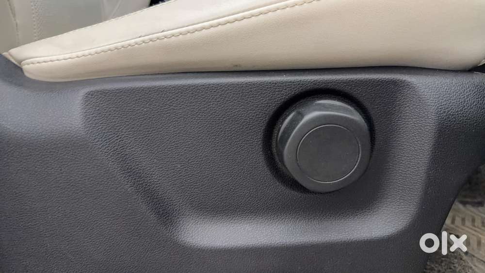 Mahindra Xuv700 2.0 Ax 7 Petrol Mt Str, 2021, Petrol