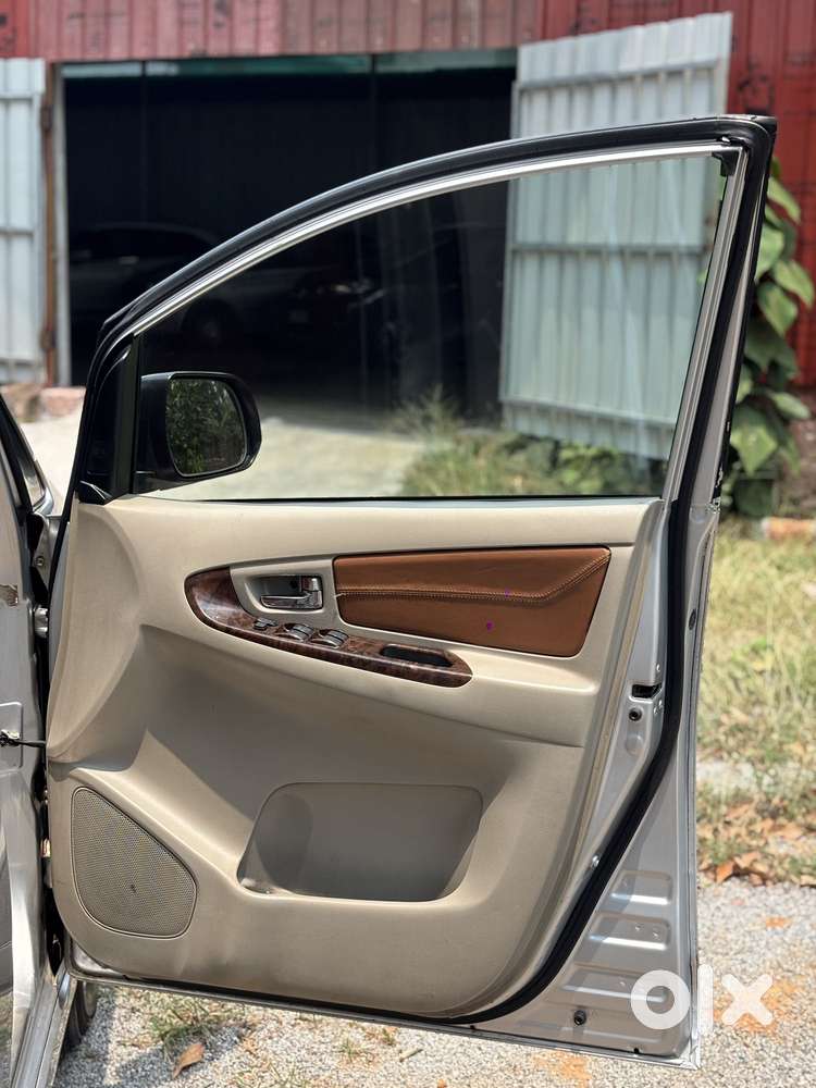 Toyota Innova 2004-2011 2.5 V Diesel 8-seater, 2014, Diesel