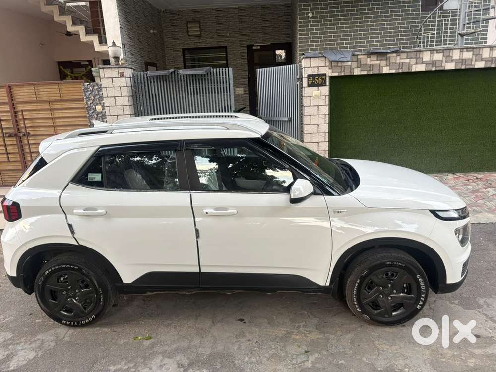 Hyundai Venue Petrol Mt 9000 Km 2025
