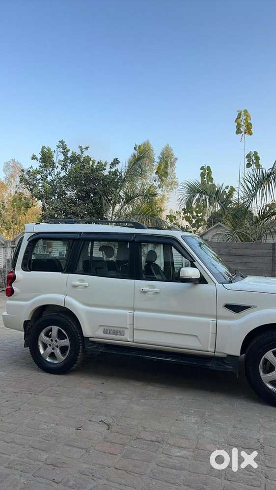 Mahindra Scorpio S11