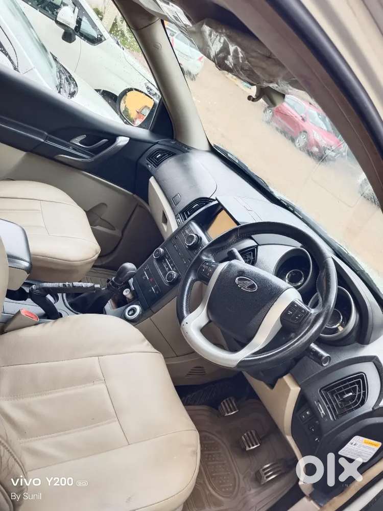 Xuv 500 W10 Sunroof Model