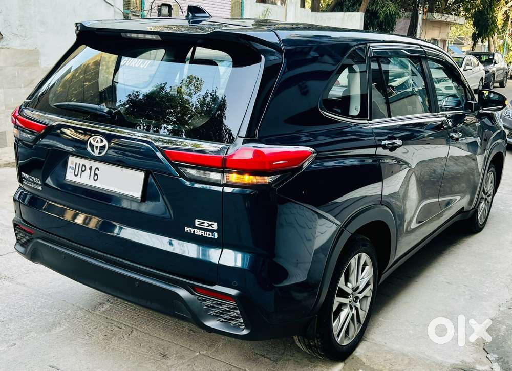 Toyota Innova Hycross